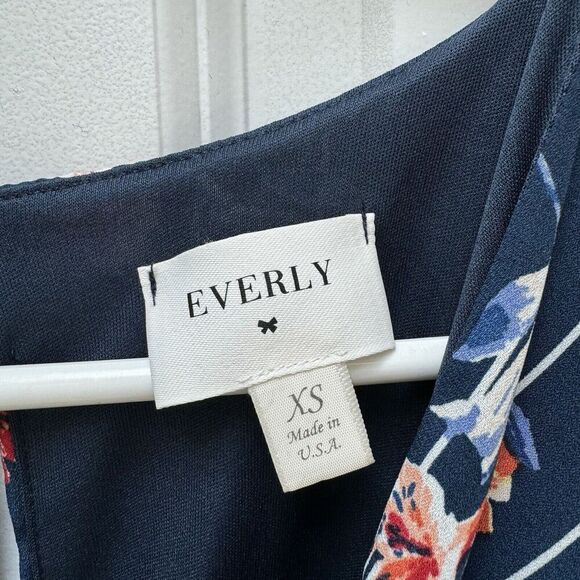Everly Short Romper Sz XS Faux Wrap Sleeveless V Neck Navy Floral Summer Travel - Picture 3 of 4
